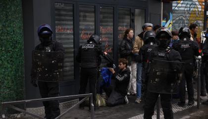 Agentes antidisturbios de la Policía francesa realizan controles cerca de la plaza de la Bastilla, en París, durante la jornada de protestas del 24 de octubre de 2026.