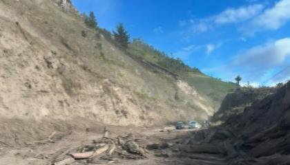 Material desprendido de una ladera obstruye la vía Cahuají-Cotaló-Baños, este 24 de octubre de 2026.