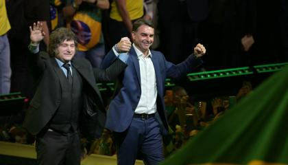 El presidente argentino Javier Milei junto al candidato presidencial de Brasil, Flávio Bolsonaro, en un evento político en Sao Paulo, el 25 de julio de 2026.