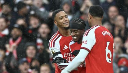 Los futbolistas del Arsenal festejan un gol ante Everton, en Londres, el 24 de octubre de 2026.