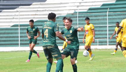 Jugadores de Orense celebran su gol en el partido frente a Delfín SC, por la Fecha 4 del hexagonal del descenso de la LigaPro, el 24 de octubre de 2026.