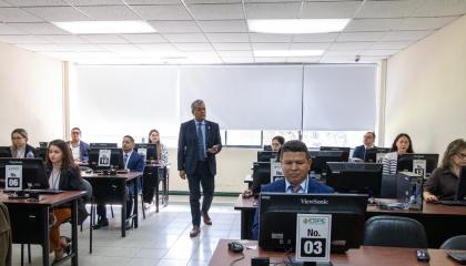 En el inicio de la evaluación para jueces temporales realizada la Universidad de las Fuerzas Armadas ESPE este 24 de octubre de 2026, un notario dio fe pública de la transparencia del procedimiento.