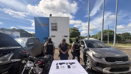 La policía capturó a dos presuntos miembros del grupo criminal Los Fatales, acusados del secuestro de dos policías en servicio activo en Tosagua, Manabí.
