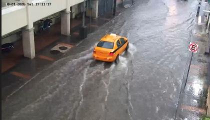 Una fuerte lluvia registrada la tarde del 24 de octubre de 2026 dejó calles anegadas, principalmente en sectores del norte de Guayaquil.