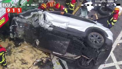 Integrantes del Cuerpo de Bomberos atienden un siniestro de tránsito en San Antonio de Pichincha, en Quito, este 25 de octubre de 2026.