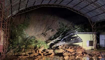 Un deslizamiento de tierra afectó varias viviendas en el sector de Zhumiral, cantón Camilo Ponce Enríquez, provincia de Azuay, entre el 24 y el 25 de octubre de 2026.