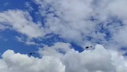 Helicópteros de la Fuerza Aérea Ecuatoriana sobrevuelan el sector de La Carolina, en el norte de Quito, durante los ensayos por el aniversario de la institución, este 25 de octubre de 2026.
