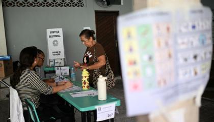 Una mujer vota en un colegio electoral de Río de Janeiro, en la segunda vuelta electoral de Brasil, el 25 de octubre de 2026.