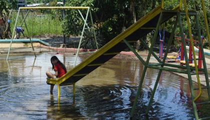 Imagen referencial de una niña jugando en un parque inundado de la parroquia rural de Tenguel, en Guayaquil, Guayas, el 19 de octubre del 2026.