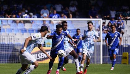 Jugadores de Emelec y Guayaquil City disputan el control del balón, por el partido de la Fecha 4 del cuadrangular de la LigaPro, el 25 de octubre de 2026.
