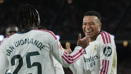 El delantero francés del Real Madrid Kylian Mbappé (d) celebra el primer gol de su equipo durante el encuentro de LaLiga EA Sports ante el FC Barcelona, el 25 de octubre de 2026.