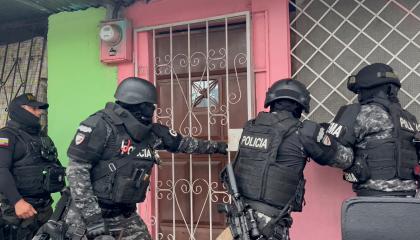 Policías de un equipo táctico fuerzan la puerta de una vivienda durante una intervención del Bloque Seguridad en Socio Vivienda 2, en el noroeste de Guayaquil, la madrugada y mañana de este domingo 25 de octubre de 2025.