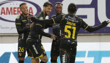 Los jugadores de Barcelona SC celebran el gol de Darío Benedetto, ante Aucas, el 25 de octubre de 2026.