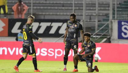 Luis Cano Quintana marca el cuarto gol de Barcelona SC, pero 'frota la lámpara' de Damián Díaz, el 25 de octubre de 2026.
