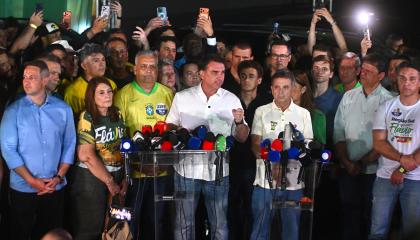 El excandidato presidencial de Brasil, Flávio Bolsonaro, habla ante la prensa tras conocer los resultados del balotaje, 25 de octubre de 2026.
