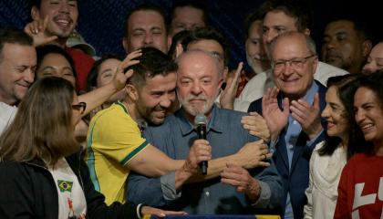 El presidente de Brasil y candidato a la reelección Luiz Inácio Lula da Silva (centro), reacciona tras conocer los primeros resultados de la segunda vuelta de las elecciones presidenciales, en São Paulo, Brasil, el 25 de octubre de 2026.