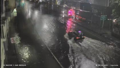 Calles anegadas en Guayaquil debido a las fuertes lluvias de este 26 de octubre de 2026.