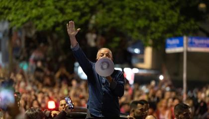 El presidente de Brasil, Luiz Inácio Lula da Silva (i), quien ganó la segunda vuelta de las elecciones, habla frente a simpatizantes el 25 de octubre de 2026 en Sao Paulo, Brasil.