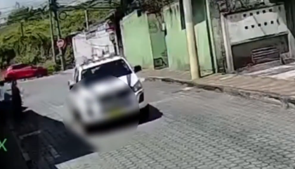 El vehículo de la AMT que atropelló a un perro en Quito, 26 de octubre de 2026.