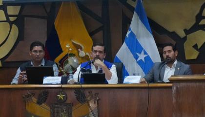 El prefecto del Guayas, Carlos Encalada, preside la sesión del COE provincial para evaluar los daños por las lluvias, el 26 de octubre de 2026.