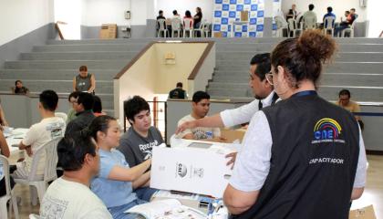En la delegación electoral del Guayas un grupo de integrantes de las Juntas Receptoras del Voto llegaron a la capacitación el 25 de octubre de 2026.