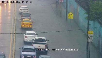 Acumulación de agua debido a fuerte lluvia en una avenida del norte de Guayaquil, el 26 de octubre de 2026.