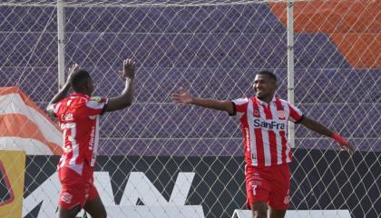 Jugadores de Técnico Universitario celebran un gol ante Mushuc Runa por la Fecha 4 del hexagonal del descenso, el lunes 26 de octubre de 2026, en Ambato.