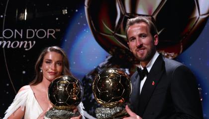 Alexia Putellas y Harry Kane posan con sus balones de oro obtenidos este lunes 26 de octubre de 2026 en el London Palladium de la ciudad de Londres.