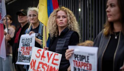 Miembros de la diáspora ucraniana se manifiestan con pancartas frente a la Embajada de Estados Unidos en Varsovia, exigiendo una intervención internacional para crear un corredor humanitario destinado a los ciudadanos de Oleshky, una localidad ucraniana bajo asedio por parte de las fuerzas rusas, 6 de octubre de 2026.