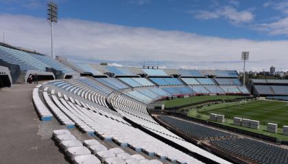 Fotografía en la que se observan las graderías del estadio Centenario, el lunes 26 de octubre de 2026, en Montevideo. El escenario será sede de la final de la Copa Libertadores 2026.