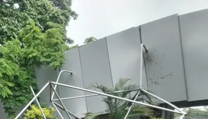 Estructura colapsada en el ingreso del Área Nacional de Recreación Parque Lago, en Guayaquil, el 26 de octubre de 2026.