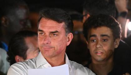 El excandidato presidencial Flávio Bolsonaro habla con periodistas en el barrio de Lago Sul, en Brasilia, Brasil.