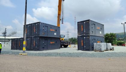 Instalación de equipos de generación térmica alquilada en Pascuales, en el norte de Guayaquil.