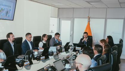 El ministro de Desarrollo Económico, Bernardo Cordovez, en una reunión con su equipo y representantes de un multilateral, 27 de octubre de 2026.