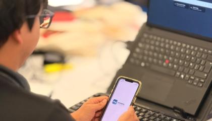 Una persona con la aplicación de Amaru en su celular, 27 de octubre de 2026.