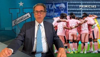 Pablo Ortiz, presidente de Universidad Católica, en una entrevista con PRIMICIAS, el 27 de octubre de 2026. A la derecha, los jugadores del club antes del partido con IDV, el 23 de octubre