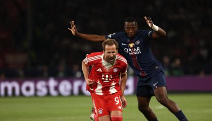 Harry Kane y Willian Pacho luchando por el balón durante las semifinales de la UEFA Champions League 2025-2026 en el Allianz Arena de Múnich.