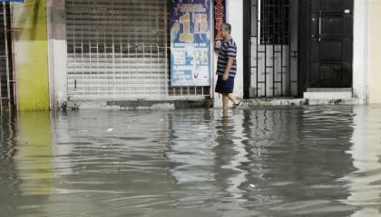 Un ciudadano camina en medio de una inundación en Sauces, Guayaquil, el lunes 26 de octubre del 2026.
