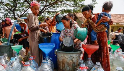 Habitantes de Cibarusah, Indonesia, recogen agua durante una distribución comunitaria en medio de la sequía, el 14 de octubre de 2026.