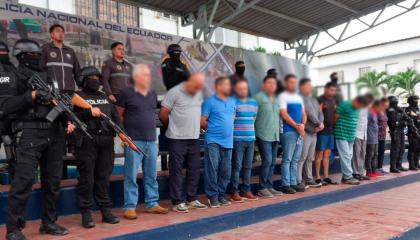 Personas detenidas durante el operativo por presunto lavado de activos vinculado al alcalde de Vinces, este 28 de octubre de 2026.