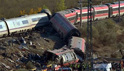 Los servicios de emergencia trabajan en el lugar de una colisión entre dos trenes de alta velocidad en España, 28 de octubre de 2026.