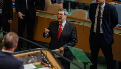 El ministro de Asuntos Exteriores de Cuba, Bruno Eduardo Rodríguez Parrilla, grita al representante de Estados Unidos antes de la sesión de la ONU, en Nueva York, el 28 de octubre de 2026.