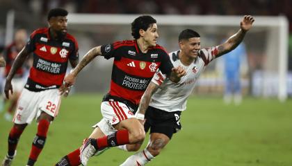 Marcos Rojo (der), durante la semifinal de la Copa Libertadores entre Estudiantes y Flamengo, el 22 de octubre de 2026.
