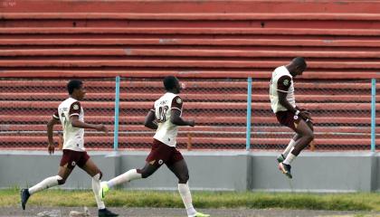 Jugadores de Vinotinto FC celebran un gol ante Cuenca Juniors, el 11 de septiembre de 2026, por la Serie B.