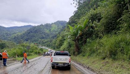 La vía Alóag-Santo Domingo registró un nuevo deslizamiento de tierra el 28 de octubre de 2026 en medio de lluvias intensas.
