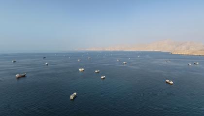 Vista aérea muestra barcos petroleros anclados frente a la costa de Khasab, cerca del estrecho de Ormuz, el 2 de octubre de 2026.