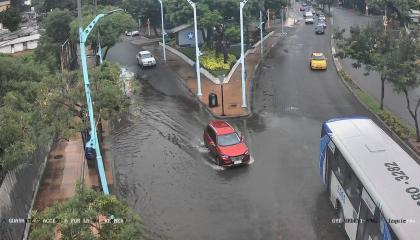 Calles permanecían inundadas por marea alta en Guayaquil el 28 de octubre de 2026.