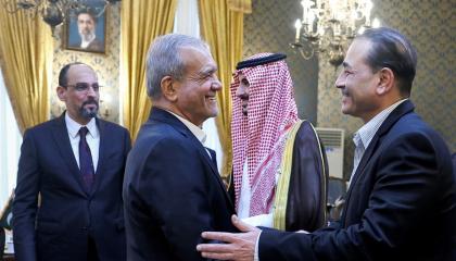 El presidente iraní, Masoud Pezeshkian (2.º izq.), estrecha la mano del jefe del ejército de Pakistán, Syed Asim Munir, durante una reunión en Teherán, el 26 de octubre de 2026.