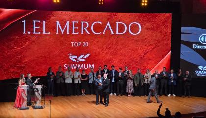 Un representante del restaurante El Mercado, de Cuenca, recibe el reconocimiento de los Premios Summum Ecuador 2026, el 28 de octubre de 2026.