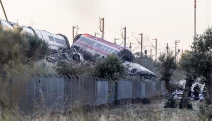 Los equipos de emergencia trabajan con maquinaria pesada en la zona del accidente ferroviario, un día después del siniestro, en Urda, Toledo.